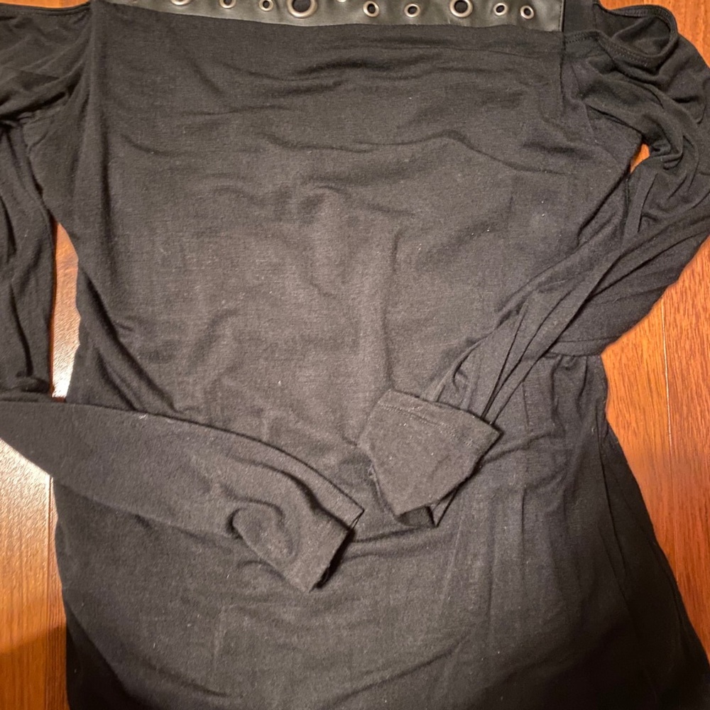 Venus black open shoulder top - Picture 9 of 11